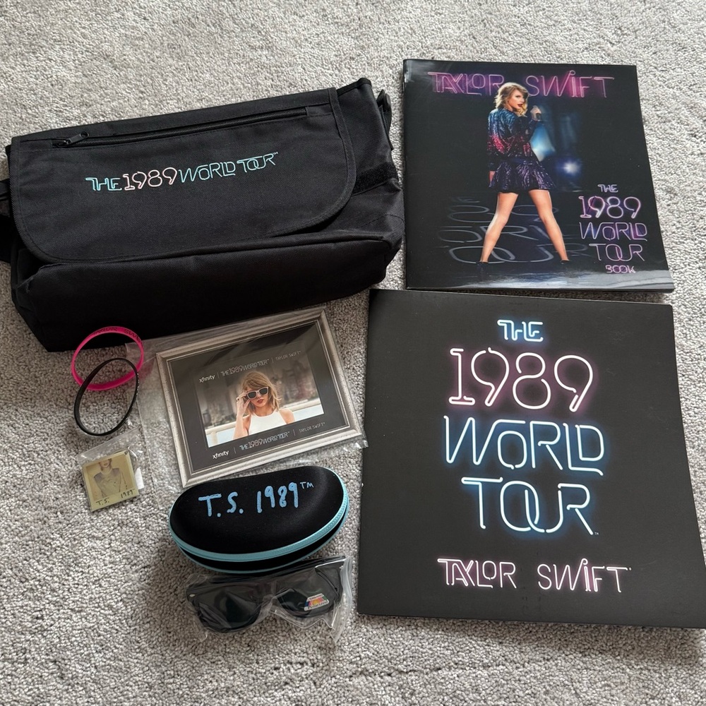 Taylor Swift 1989 World Tour VIP Merchandise Set